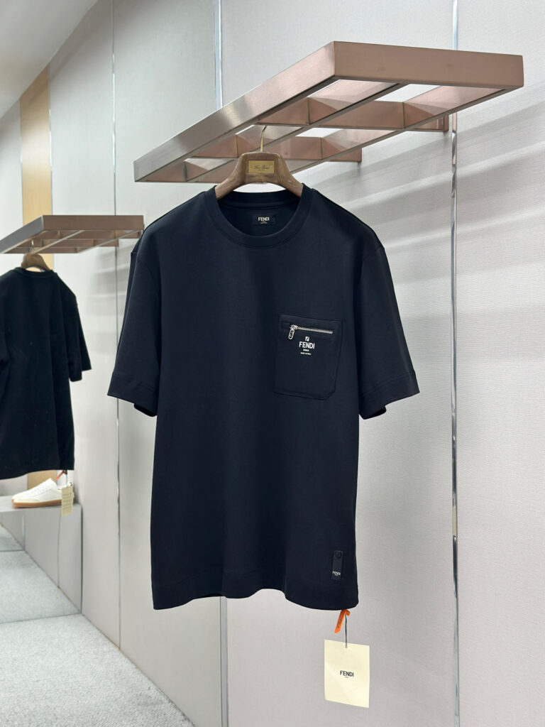T-shirt with Zipped Pocket Black — Profil