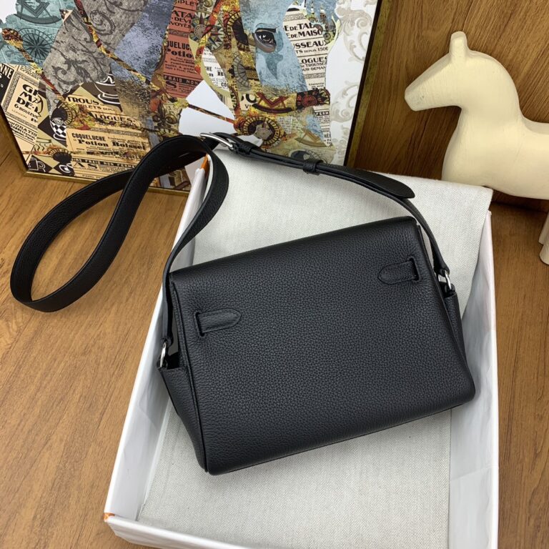 Kelly Messenger PM Noir — Semelle & signature