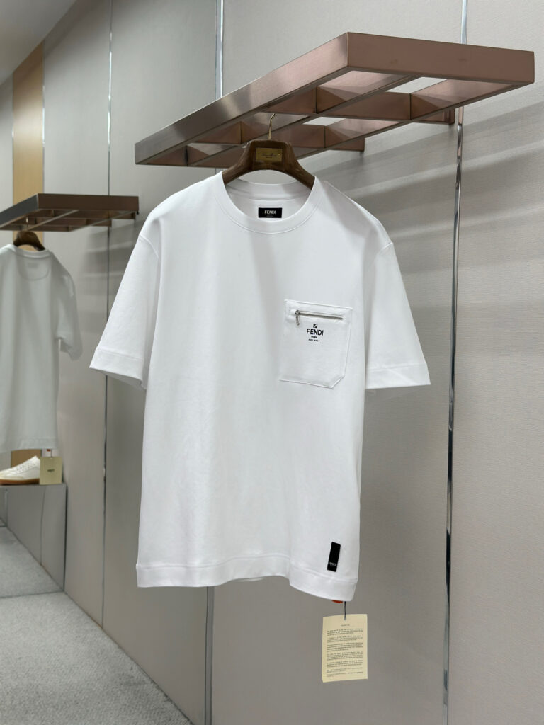 T-shirt with Zipped Pocket White — Profil