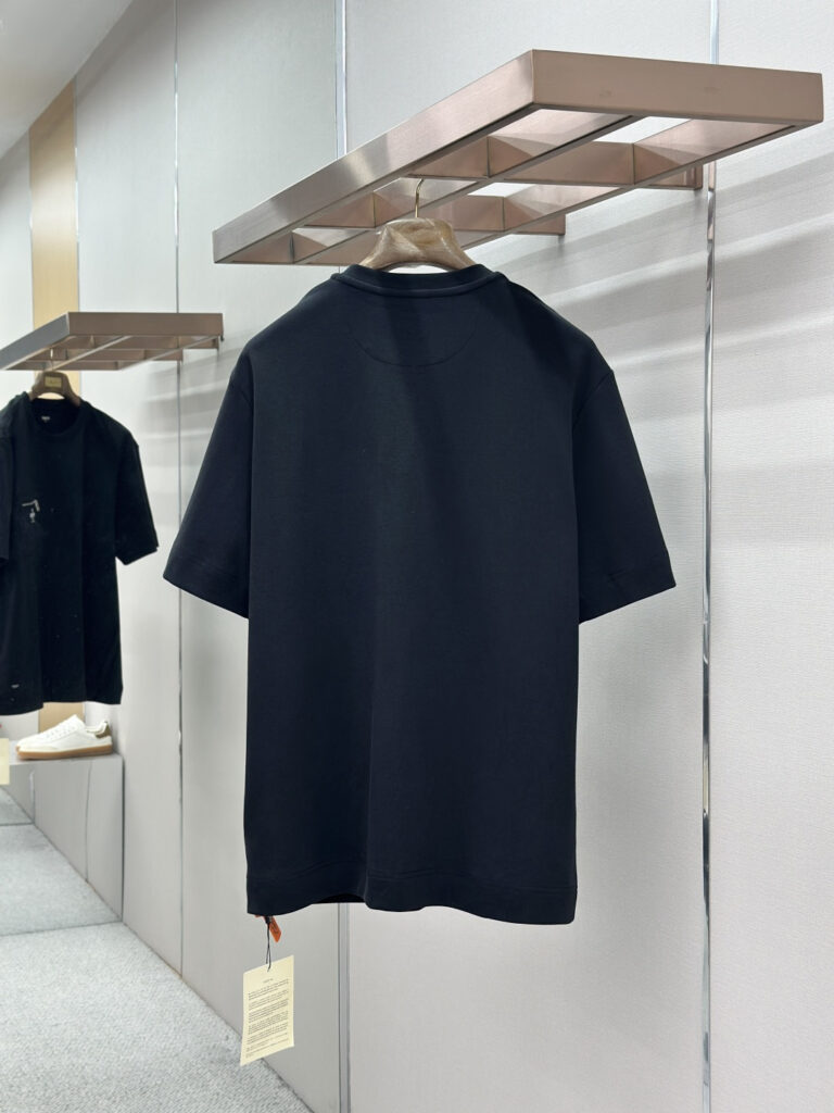 T-shirt with Zipped Pocket Black — 3/4 arrière