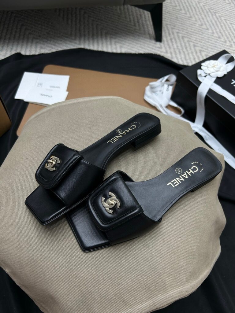 Turnlock CC Flap Mule Black — Semelle & signature