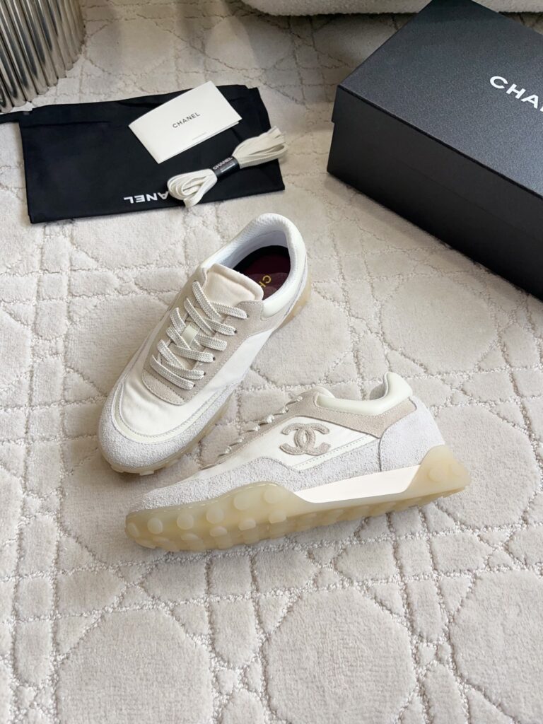 Trainers Ivory — Semelle & signature
