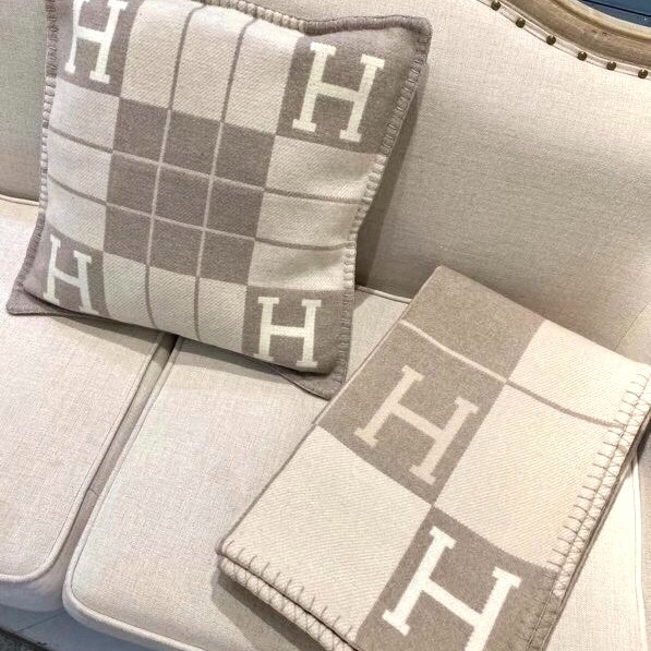 Avalon III Throw Blanket Beige — 3/4 arrière