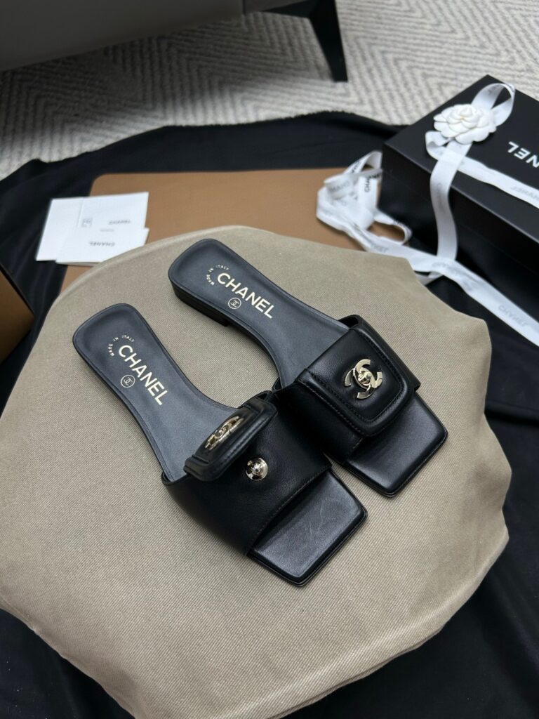 Turnlock CC Flap Mule Black — Détail
